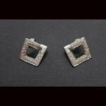 Pendientes oro blanco 18k forma cuadrada con puntas de brillantes ,cierre mariposa