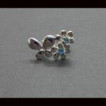 Anillo oro blanco 18k con motivo mariposa y flores con piedra celeste