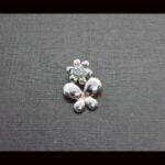 Colgante oro blanco 18k con motivo mariposa y flor con piedra celeste