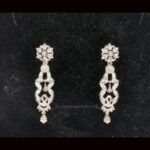 Pendientes largos oro blanco 18k con circonitas blancas ,cierre omega