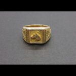 Anillo oro amarillo 18k tipo sello con imagen de herradura y caballo nº 17,5