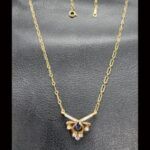 Gargantilla oro amarillo 18k de 48 cm con colgante de circonitas blancas y piedra azul en el centro