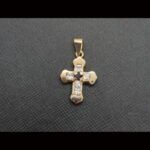 Cruz oro amarillo 18k con circonitas blancas y una central en azul