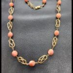 Gargantilla oro amarillo 18k de 52 cm con bolas de coral y eslabones en forma de jaulas