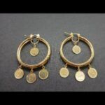 Argollas oro amarillo 18k con dibujos labrados y monedas colgadas