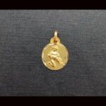 Medalla oro amarillo 18k del horoscopo acuario
