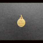Medalla oro amarilo 18k horoscopo libra