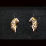 Pendientes oro amarillo 18k con circonitas blancas engazadas en oro blanco ,cierre Omega