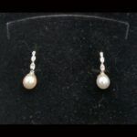 Pendientes oro blanco 18k semilargos con circonitas blancas y perla blanca cierre gancho cerrado