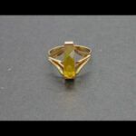 Anillo oro amarillo 18k nº 16,5 con piedra central en vertical color amarilla
