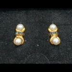 Pendientes oro amarillo 18k con doble perla blanca y piedras azules cierre tipo omega