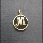 Colgante oro amarillo 18k con letra en oro M y circonitas blancas