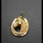 Colgante oro amarillo 18k con forma de herradura y cabaza de caballo