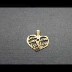 Colgante oro amarillo 18k con forma de corazón con las palabras love en el interior