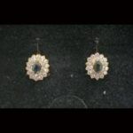 Pendientes oro amarillo 18k con forma de roseta cuajado de circonitas y piedra central en azul, cierre tipo omega