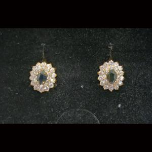 Pendientes oro amarillo 18k con forma de roseta cuajado de circonitas y piedra central en azul, cierre tipo omega
