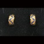 Pendientes oro amarillo 18k con forma entrelazaday piedras azules, cierre tipo omega