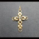 Cruz oro amarillo 18k con circonitas blancas y azules