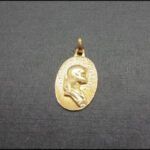 Medalla oro amarillo 18k forma ovalada Virgen niña