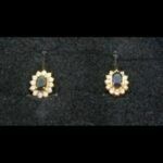 Pendientes oro amarillo 18k forma roseta con piedra central azul y circonitas blancas,cierre omega