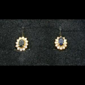 Pendientes oro amarillo 18k forma roseta con piedra central azul y circonitas blancas,cierre omega