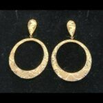Pendientes redondos oro amarillo 18k con dibujos labrados, cierre tipo catalán