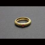 Anillo oro amarillo 18k forma rizada con piedra roja nº 12
