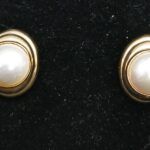 Pendientes oro amarillo 18k con perlas blancas ,cierre Omega