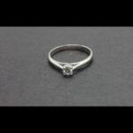 Anillo oro blanco de 18k tipo solitario con brillante central de 0,12 qtes