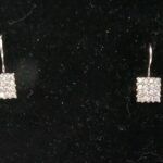 Pendientes semilargos oro blanco 18k forma cuadrada con circonitas blancas ,cierre gancho cerrado