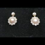 Pendientes oro amarillo 18k con forma de flor con perla blanca rodeada de moissanitas cierre tipo catalán
