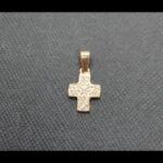 Colgante forma cruz oro amarillo 18k con circonitas blancas
