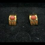 Pendientes oro amarillo 18k con piedra coral, cierre omega