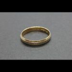 Alianza oro amarillo con linea central en oro blanco de 18k con dibujo