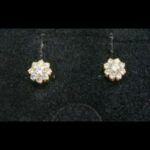 Pendientes oro amarillo 18k con forma de roseta cuajado de circonitas blancas, cierre tipo mariposa