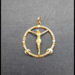 Colgante redondo oro amarillo 18k con la imagen de cristo crucificado
