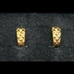 Pendientes oro amarillo 18k con relieve en forma de triangulos, cierre tipo click