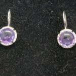 Pendientes oro blanco 18k con piedra lila y circonitas blancas cierre forma gancho cerrado