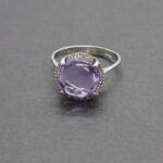 Anillo oro blanco 18k nº 15,5 con piedra lila y circonitas blancas