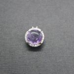 Colgante redondo oro blanco 18k con piedra lila y circonitas blancas