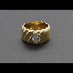 Anillo oro amarillo 18k forma rayón con brillante central de 0,50 qt