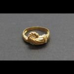 Anillo oro amarillo 18k nº 24,5 parte central troneado con circonitas blancas