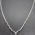 Gargantilla oro blanco 18k de 45 cm con colgante forma chaton de 3 brillantes de 0,05 qt,total 0,15 qt