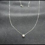 Cadena oro blanco 40 cm de 18k con colgante redondo forma chatón con circonita blanca