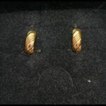 Pendientes oro amarillo 18k con dibujos de rayas cierre de click