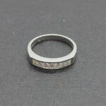 Anillo oro blanco 18 k con circonitas engarzadas en carril nº 12