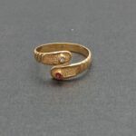 Anillo oro amarillo 18k semiabierto con circonitas en las puntas nº 9