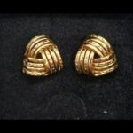 Pendientes grandes oro amarillo 18k forma triangular entrelazado cierre tipo omega