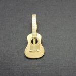 Colgante oro amarillo 18k con forma de guitarra