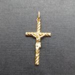 Cruz oro amarillo 18k con forma torneada y cristo